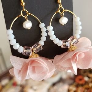 Earrings with fresh water pearl and crystal